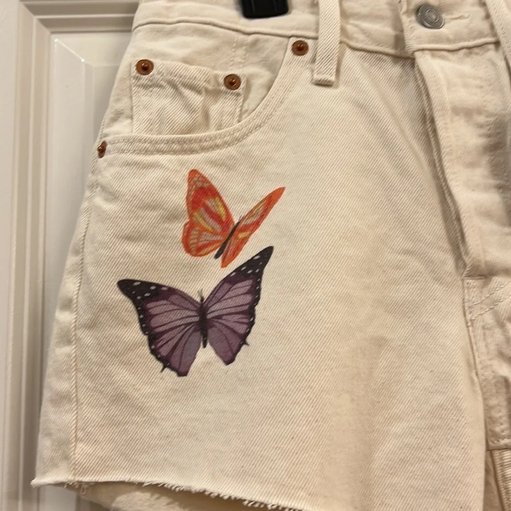 Levi’s ladies shorts - Picture 2 of 9